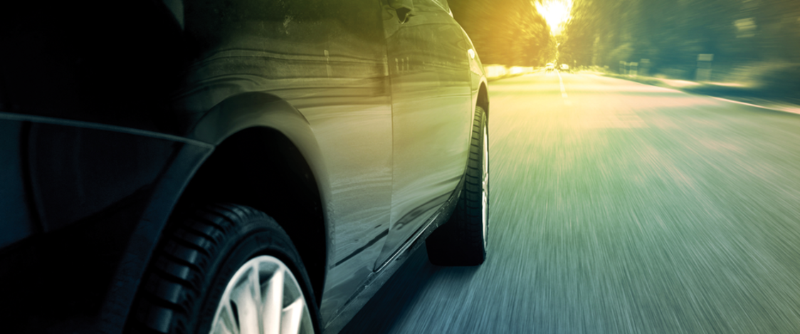 © © lassedesignen - Fotolia Car drives on street in sunlight | © © lassedesignen - Fotolia