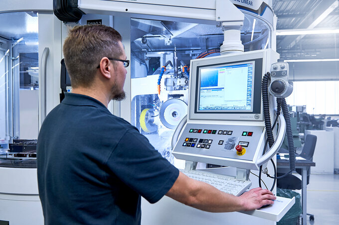 Ein Leistritz Mitarbeiter überwacht die Produktin an einem modernen Display | © Leistritz  AG